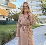 Kendra szövetkabát– Hosszított női szövetkabát aranybarna – Innova Fashion